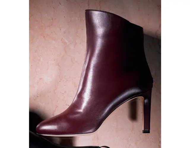 スマートなスクエアトゥのゴートスエードブーツ。光沢のあるラッカー仕上げヒールとメタルバックルで印象的な横顔に仕上げてくれる。 （6.5）￥185,900／ロジェ・ヴィヴィエ・ジャパン（ロジェ ヴィヴィエ）