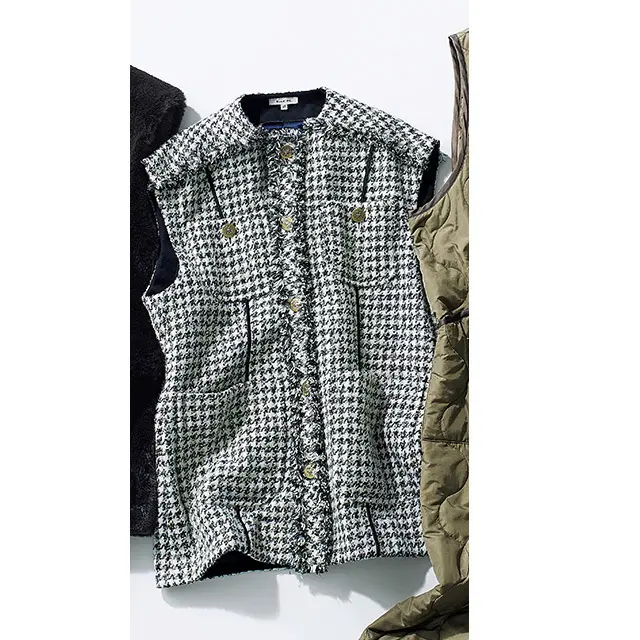 「ツイード地を切りっぱなしたようなフロントデザインに、ゴールドのボタン。遊び心のあるデザインのジレは、ボクシーなフォルムで着映え効果も特別」。ジレ￥198,000／ブラミンク