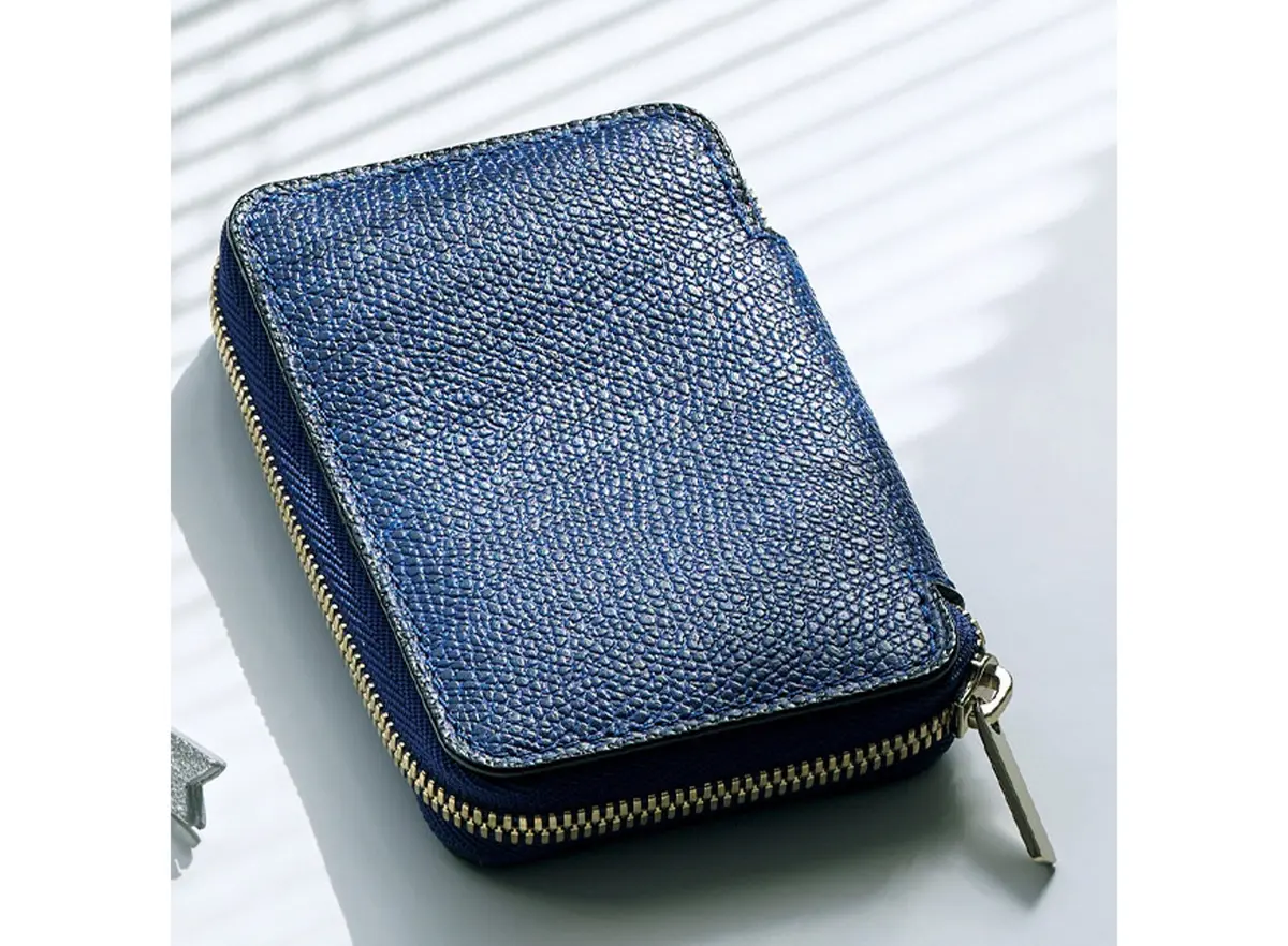 カードとジャストサイズのスマートなルックスを、大人にこそふさわしい品格あるロイヤルブルーが彩る。小銭入れ1、 カード挿し2。ミニウォレット（6.5×10）￥71,500／ヴァレクストラ ジャパン（ヴァ