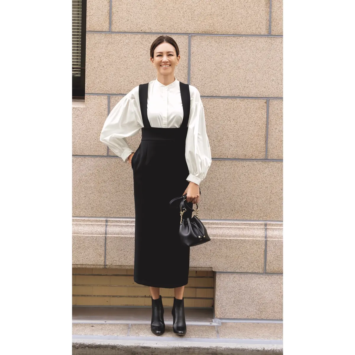 白バルーンスリーブシャツと黒ジャンスカのコーデ　モデル・RINA