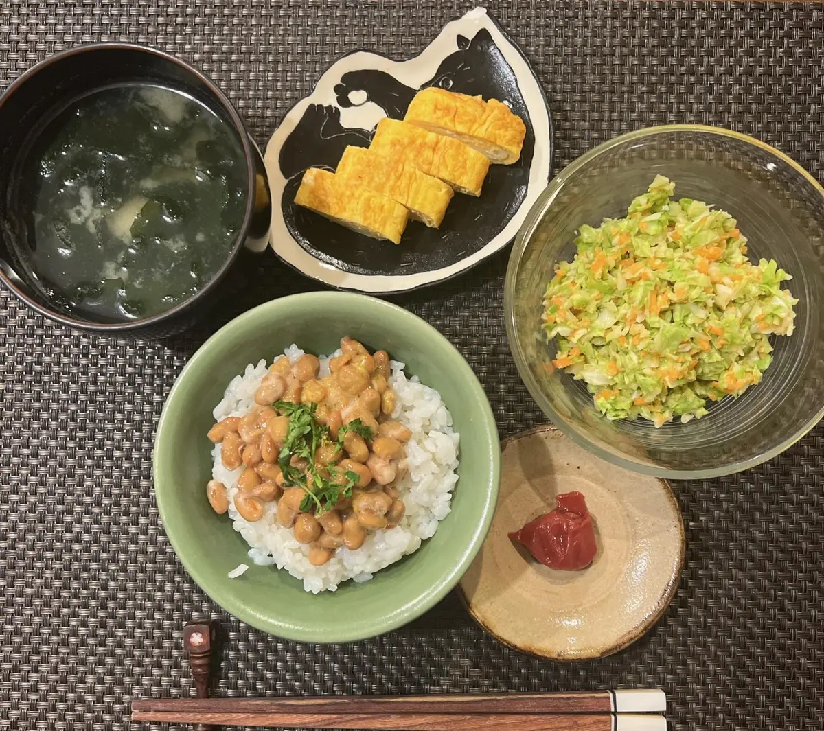 OurAge×Webエクラ　【食前牛乳を飲んだ日】  朝食メニュー：卵焼き、コールスロー、納豆、梅干し、わかめの味噌汁、ご飯。食後にミニトマト、ヨーグルト