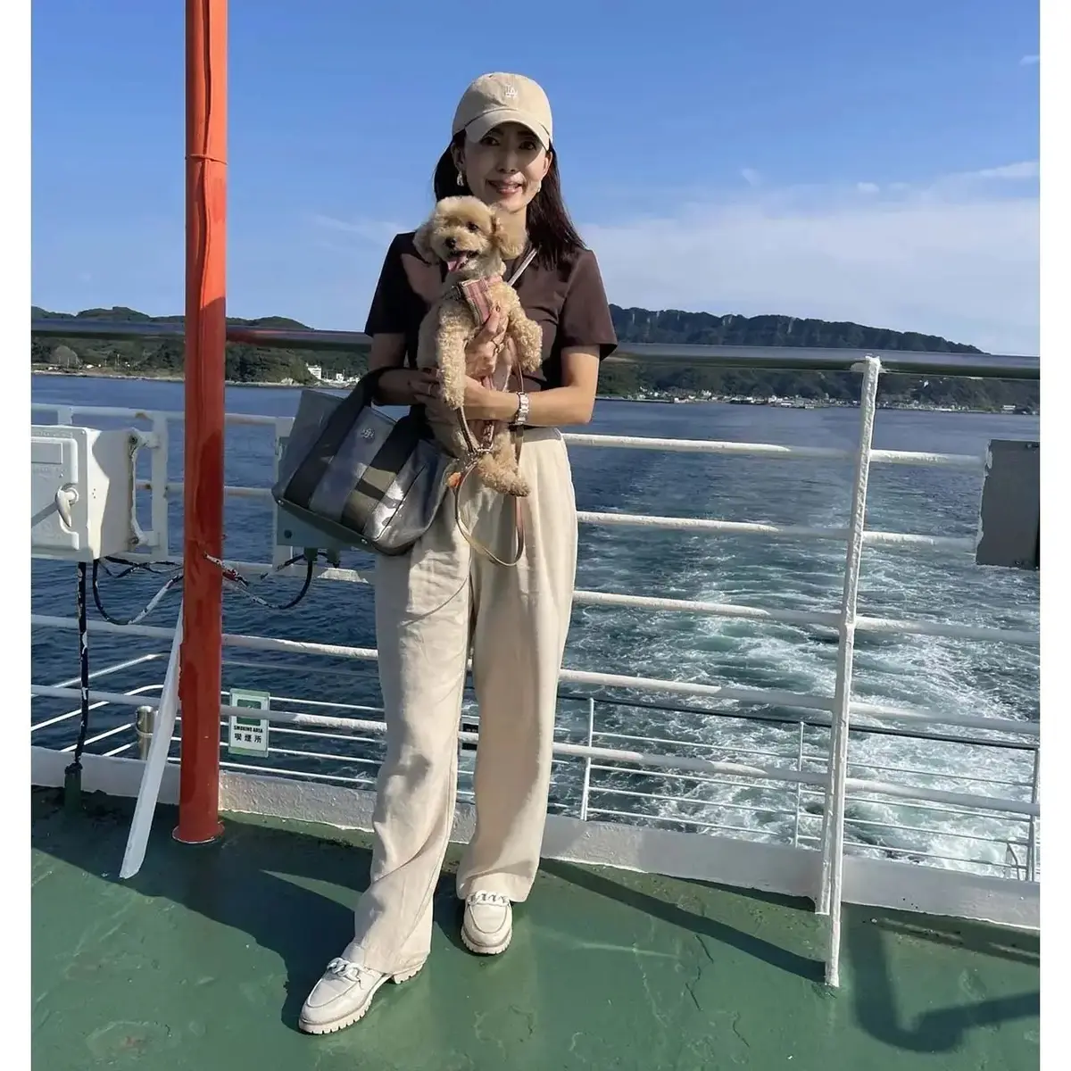 【50代の秋旅コーデ5選】動きやすくて移動も楽ちん！グレーやベージューなど秋らしい色合いを取り入れて季節感もプラス