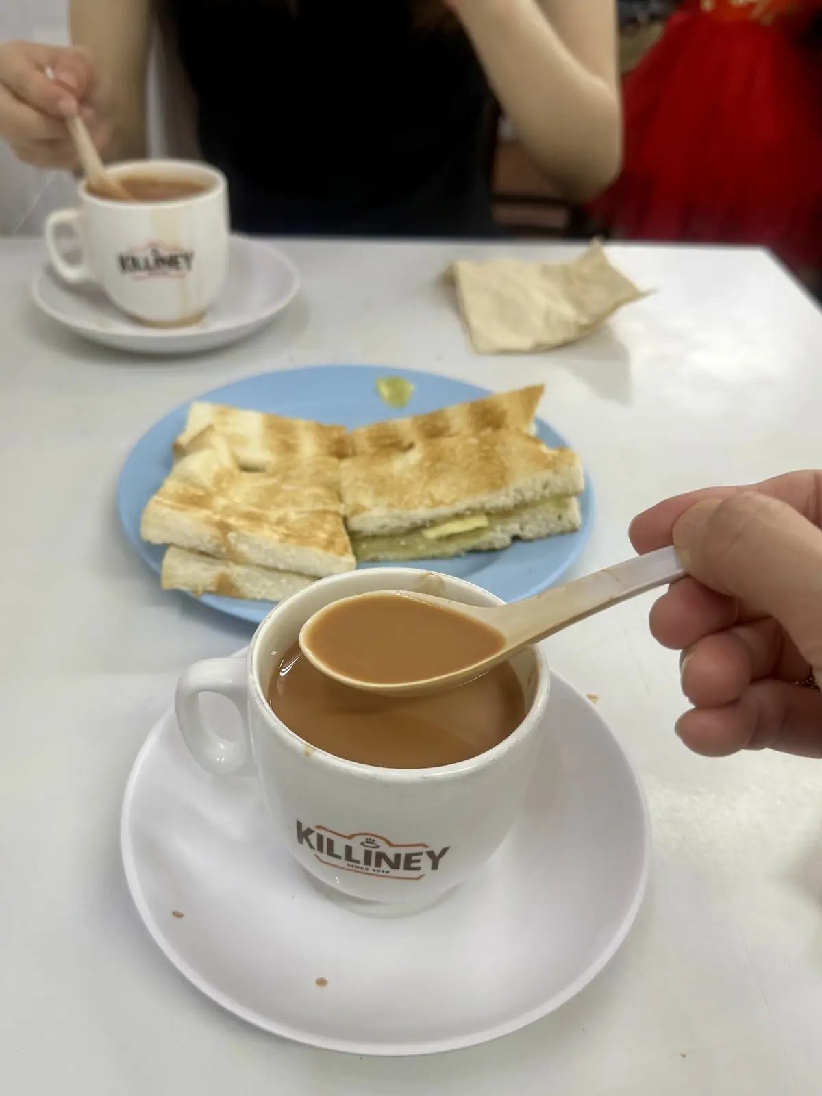 レンゲで飲むミルクティ