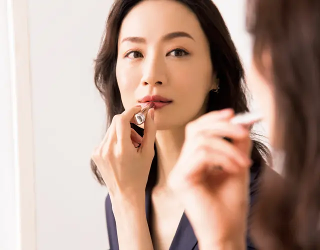 ナチュラルな美しさは鏡との距離感で決まる。藤原美智子さんが教える50代メイクテク