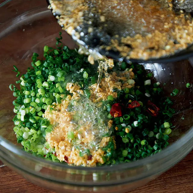 スパイシーなあつあつオイルを細ねぎにかけて