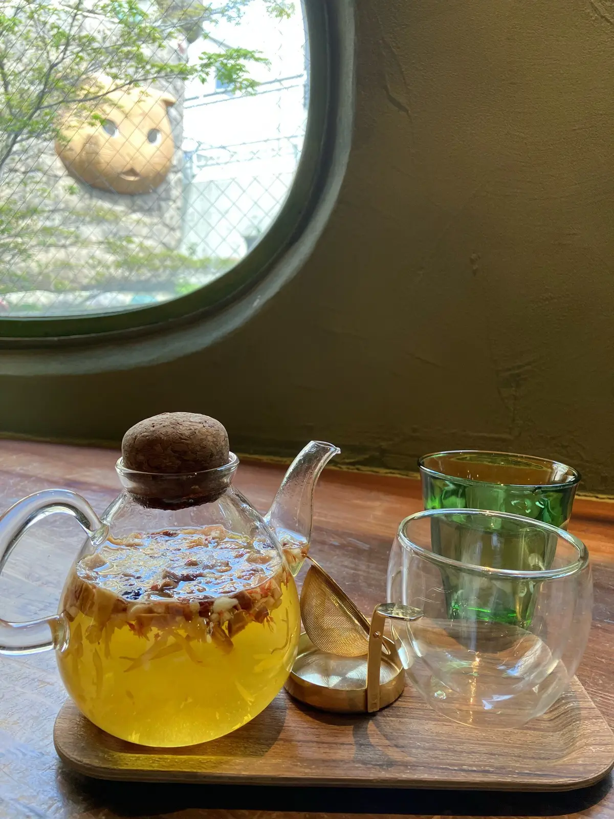 黒スニーカー　吉祥寺食べ歩き　オリーブサンド　terakoya 吉祥寺　ワンハンドグルメ　アサイーボール　武蔵野八幡宮　御朱印　PUMAメイズ