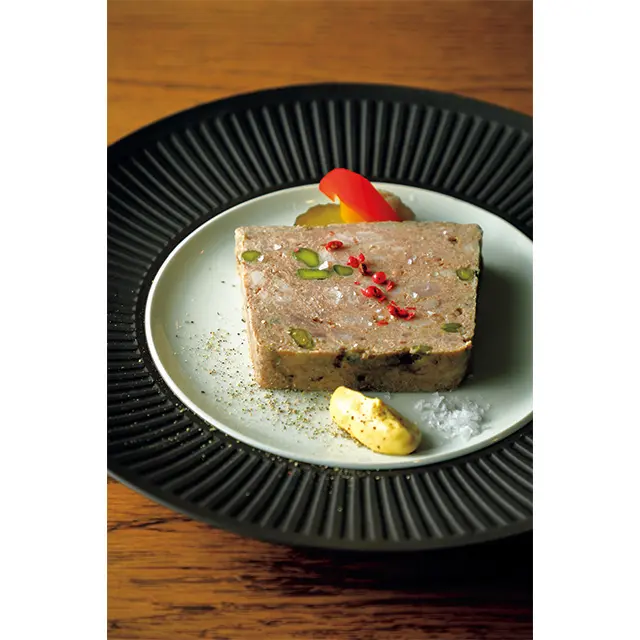 フードはシャルキュトリーや季節の一品を用意。