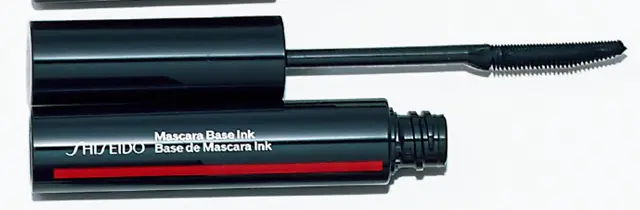 「マスカラベースなのに、一本で自然なボリュームと存在感が生まれる」。 マスカラベース インク ￥3,300／SHISEIDO