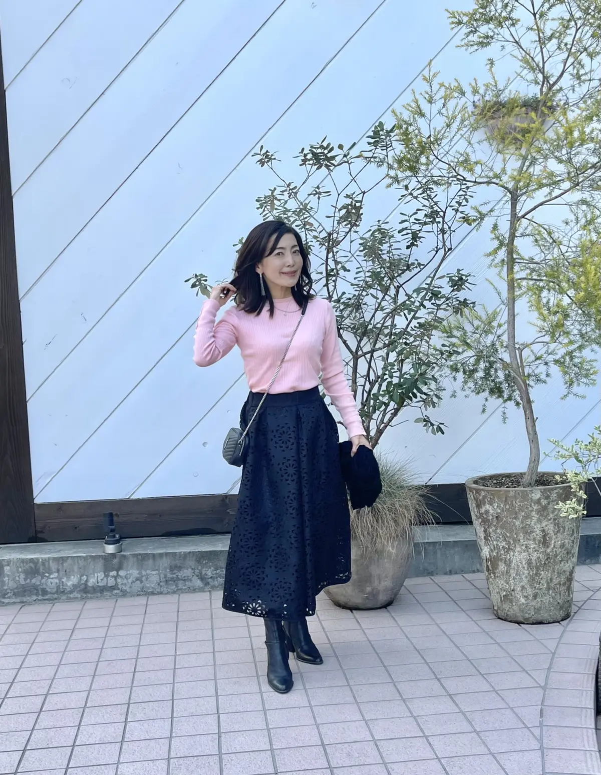 桜色ニット×ブラックスカートで表参道ランの画像_5