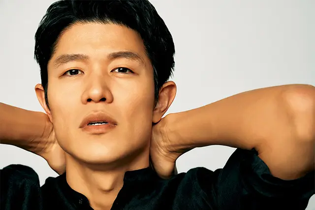 鈴木亮平さんバストアップ