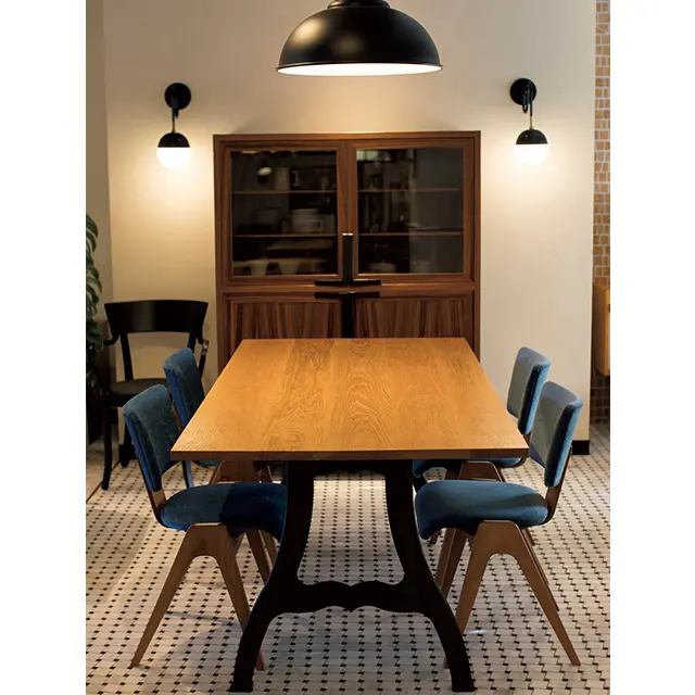 テーブル、椅子、キャビネットもすべてオリジナル