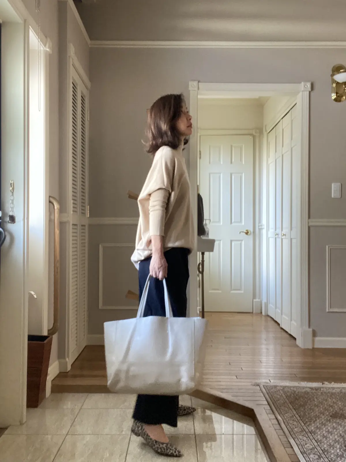 春はベージュの薄手ニットの画像_2