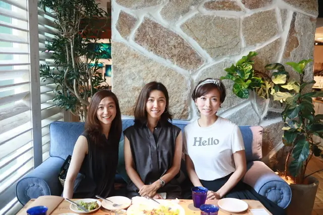 マディソンブルーの“Hello”Tシャツの画像_4