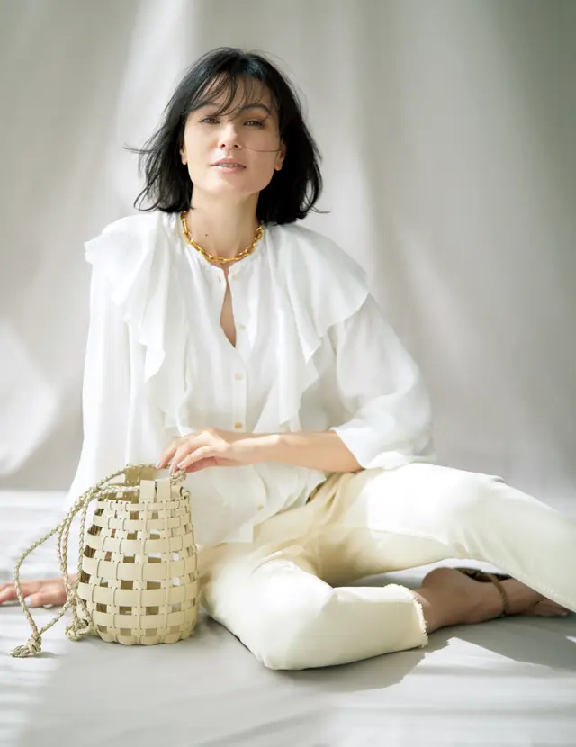 ロマンチックな白ブラウスコーデの田沢美亜