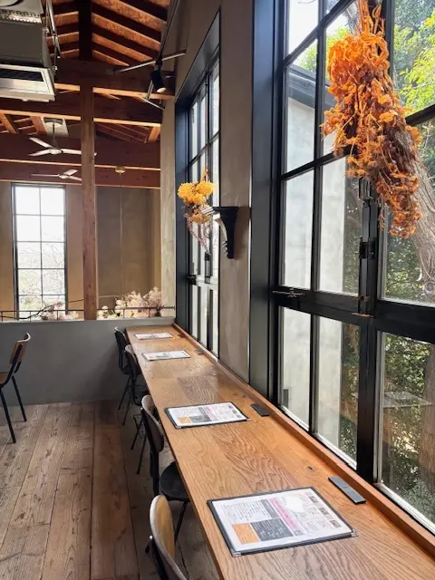 天井が高くて開放感のある素敵なカフェで美の画像_5