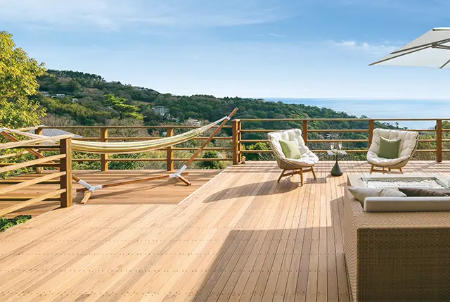 パノラマに大きく開かれた窓からつながるテラスは、太平洋、初島、大空と森を望む絶景