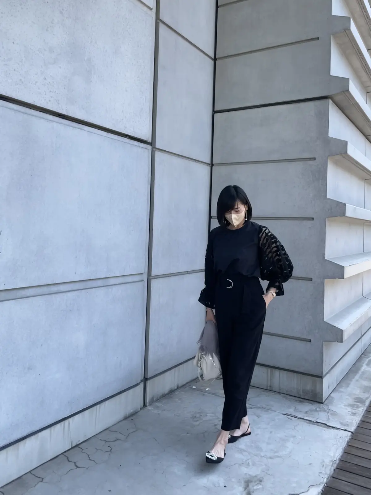 オールブラックでも重くならない！ZARAの画像_3