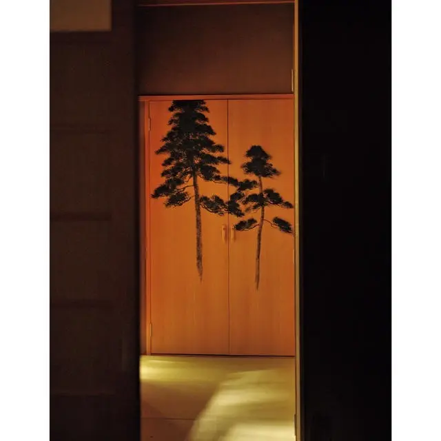 伝統を守りながらも進化する魯山人ゆかりの宿で静けさを楽しむ