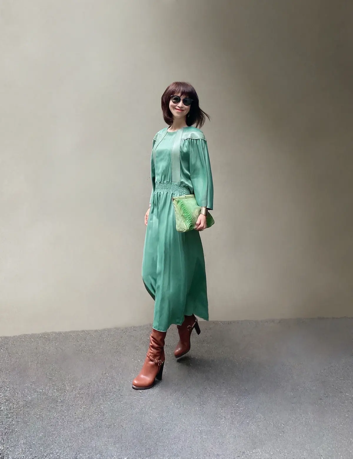 くすみカラーワンピース×ロングブーツの画像_1