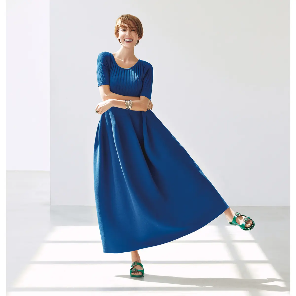 ブルー半袖ワンピースのコーデ　モデル・LIZA