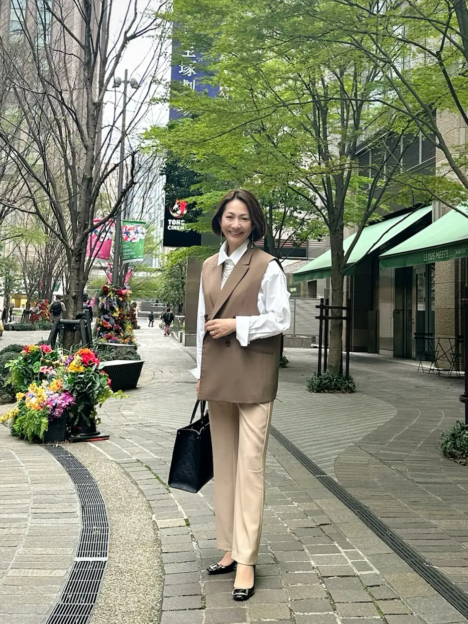 ベージュブラウンのジレが大活躍の画像_1