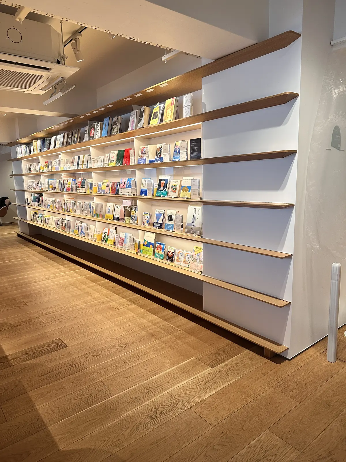 木の温もり感じる村上春樹ライブラリーと山の画像_4