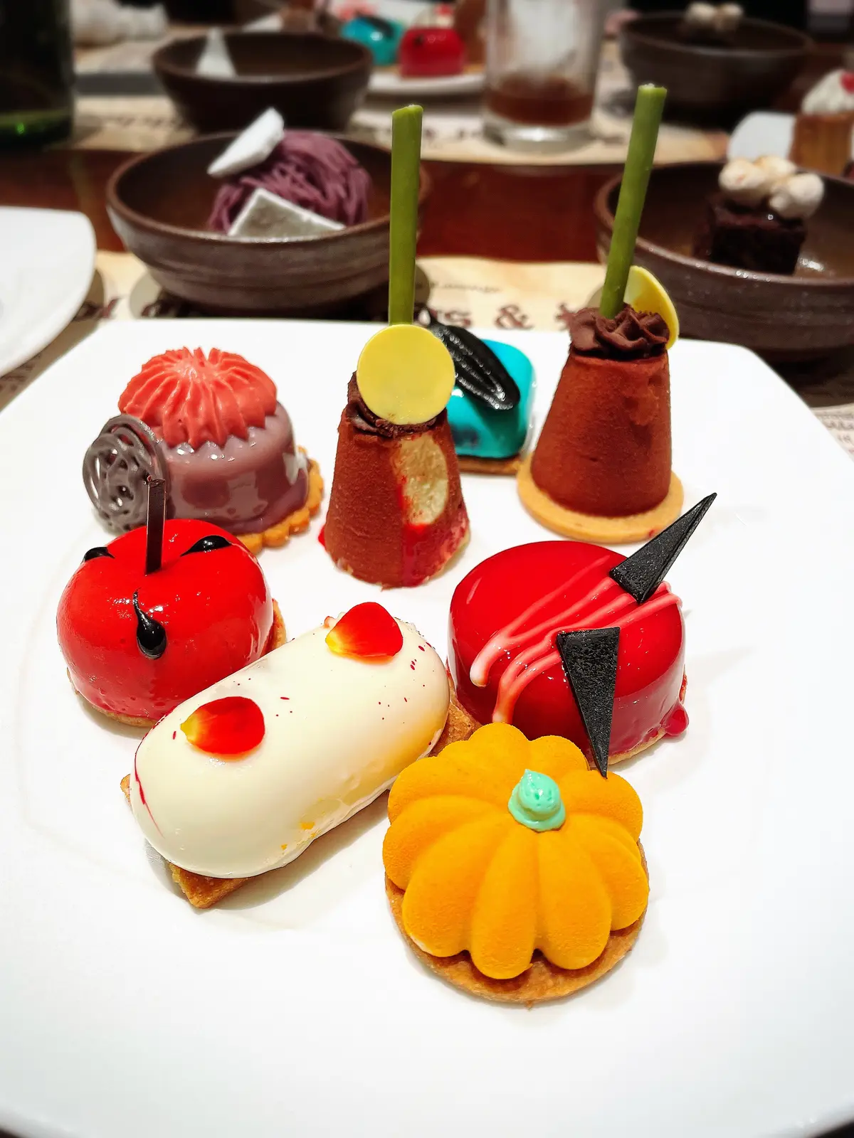 魔女と魔法使いの学校、ヒルトン、Hilton、ヒルトン東京、Hilton Tokyo、Hilton TOKYO、マーブルラウンジ、ヒルトン東京マーブルラウンジ、Marble Lounge、期間限定、秋のスイーツビュッフェ、スイーツ、ビュッフェ、スイーツビュッフェ、ケーキ、デザート、オレンジ、ワンピース、ノースリーブ、ノースリーブワンピース、Aラインワンピース、シンプルワンピース、ロングヘア、ダイヤ、ジュエリー、ペンダント、一粒ダイヤ、羽、羽バッグ、カゴバッグ、バッグ、ビジューバッグ、グレー、グレーバッグ、パンプキン色、ハロウィン、ハロウィン風、ハロウィン風ワンピース、ハロウィン、ハロウィンイメージ、ハロウィンカラー、ハロウィンオレンジ、生搾りモンブラン、紫芋、紫芋モンブラン、生搾りモンブラン、かぼちゃムース、チョコレートムース、可愛いケーキ、可愛いスイーツ、お洒落ケーキ、おしゃれケーキ、お洒落スイーツ、おしゃれスイーツ