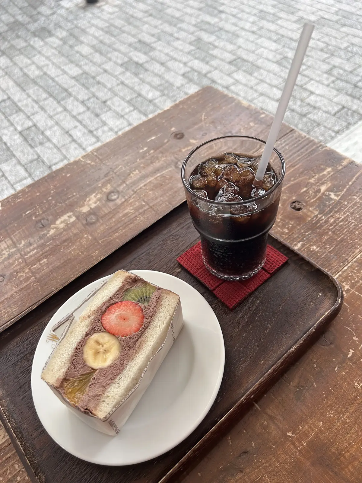 ビーガンチョコクリームのフルーツサンドとアイスコーヒー