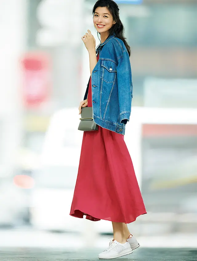 フェミニンなワンピースに映える軽くて涼しい、白スニーカー