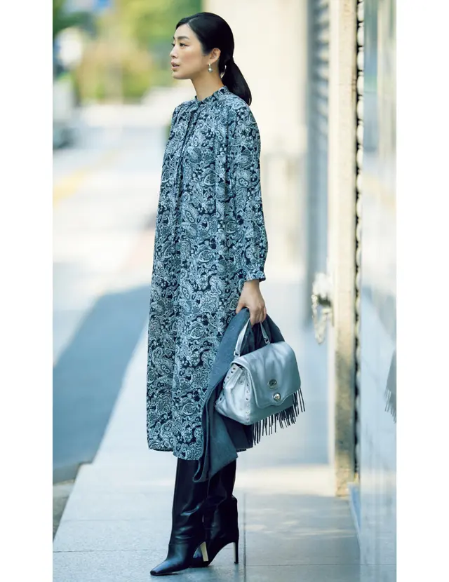 エレガントなワンピースをモードに見違えさせるブラックの最旬ロングブーツ