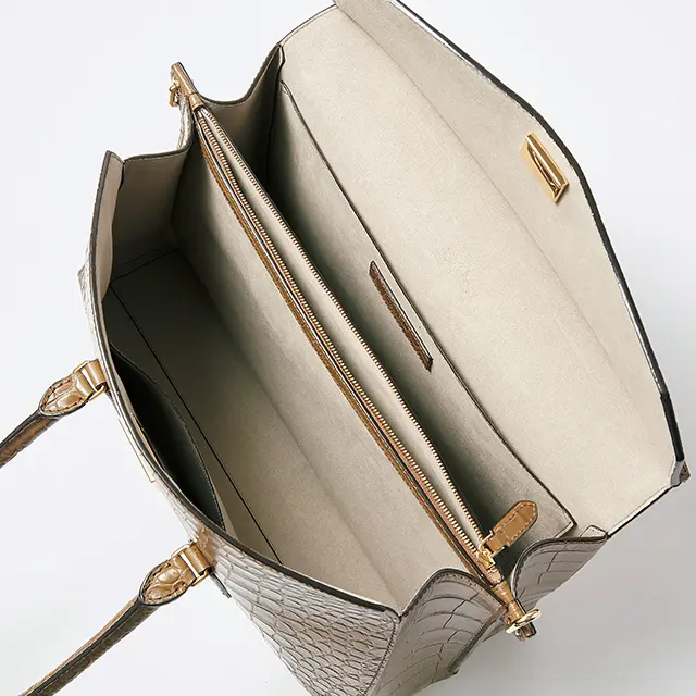 整理しやすいファスナー式ポケットと差し込み式のサイドポケット