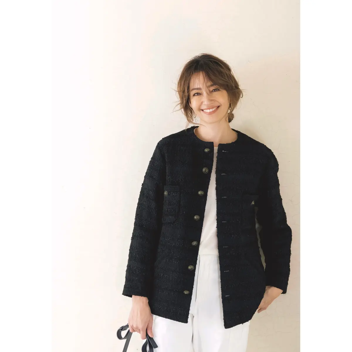 黒ノーカラージャケットと白パンツのコーデ　モデル・RINA