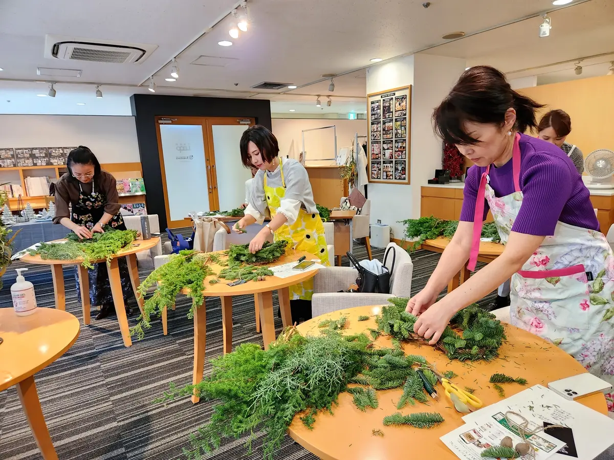 真剣な表情で作成中。