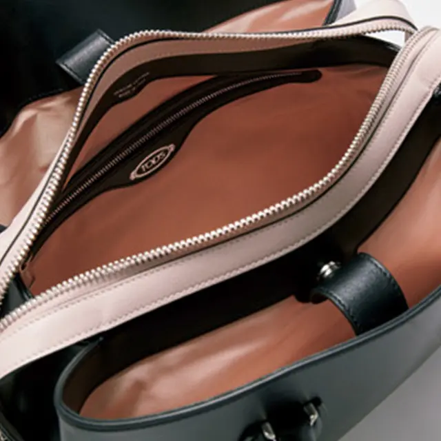 真ん中のスペースはパソコンやタブレットの収納に最適