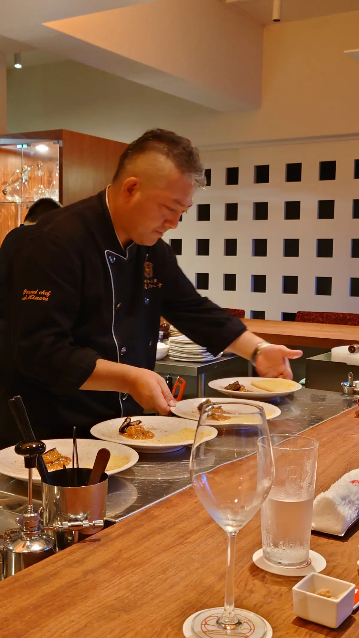 テキパキ働くシェフ