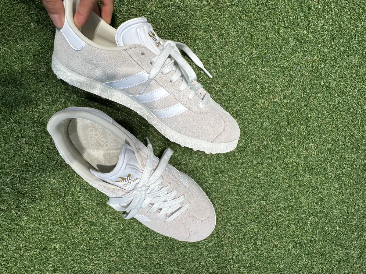 アディダスゴルフ ゴルフシューズ　ガゼル　ホワイト系カラー