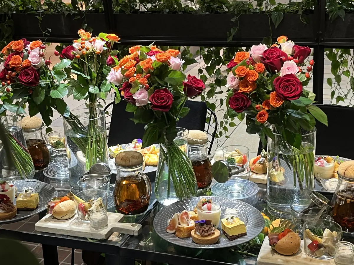 バラのブーケとアフタヌーンティーの画像_11