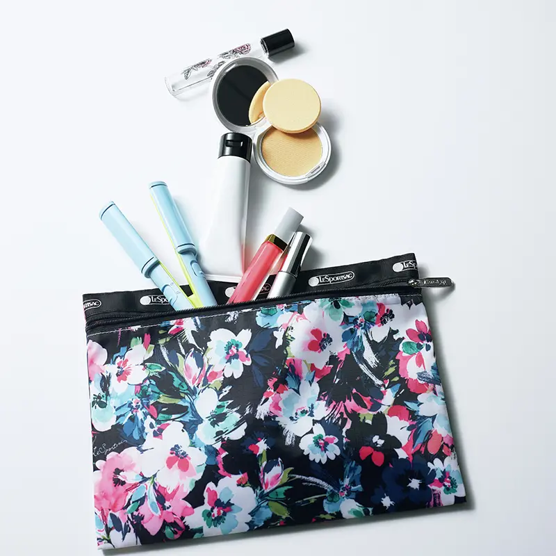 マチのない薄型なので、リップやペンシル系などのこまごまとしたコスメを入れる