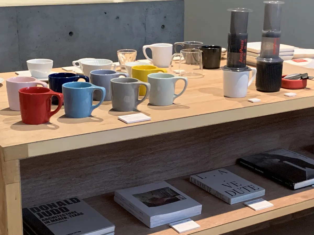 色とりどりのカップが販売されている