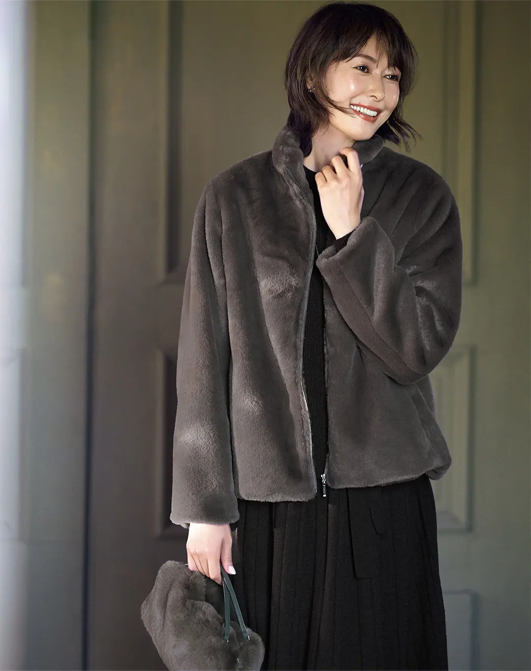 装いのムードを変えるエコファーのジャケット。深いグレーをノーブルにまとう