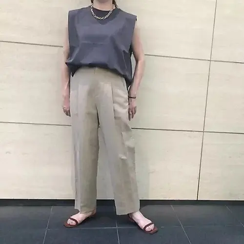 単品力も高い！使えるパンツ。足をキレイに見せてくれるセンタープレス