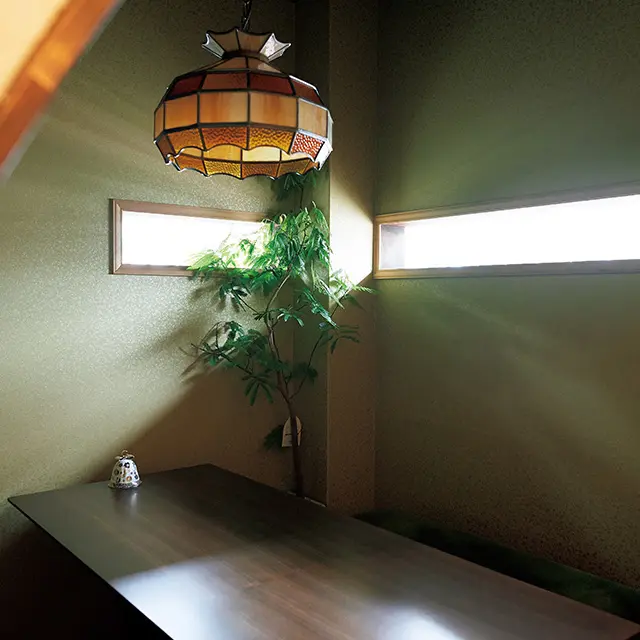 京都の梅小路京都西にあるカフェ「西洋茶屋 山本」の店内