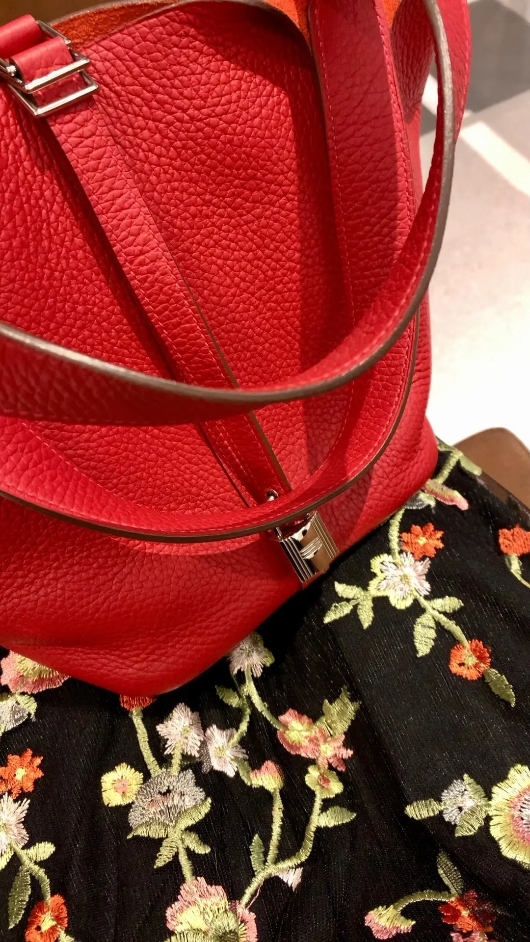 赤コーデで映画「クイーンズ・オブ・フィーの画像_1