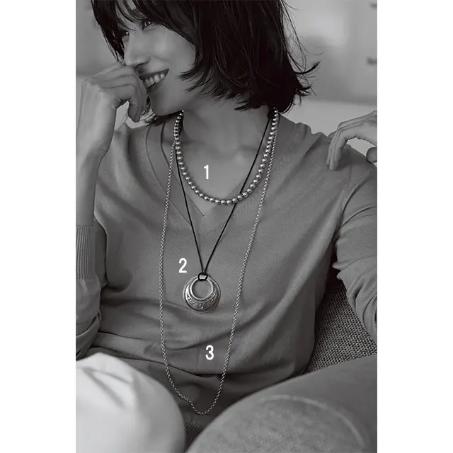 ニュアンスカラーニット×艶アクセサリー