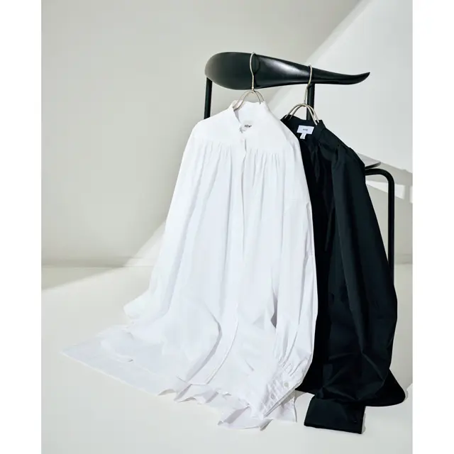 （右）シャツ￥31,900／ボウルズ（ハイク）　（左）シャツ￥41,800／デパリエ ニュウマン新宿店