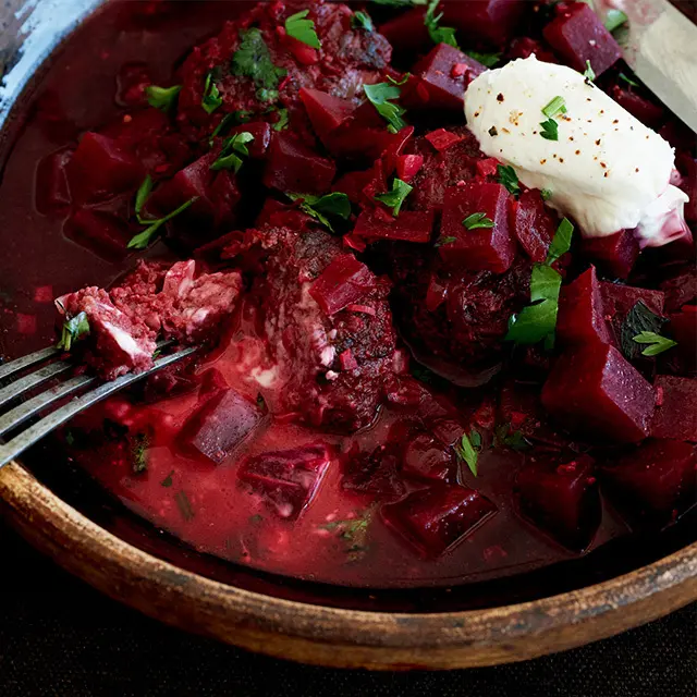ビーツとミートボールの煮込み