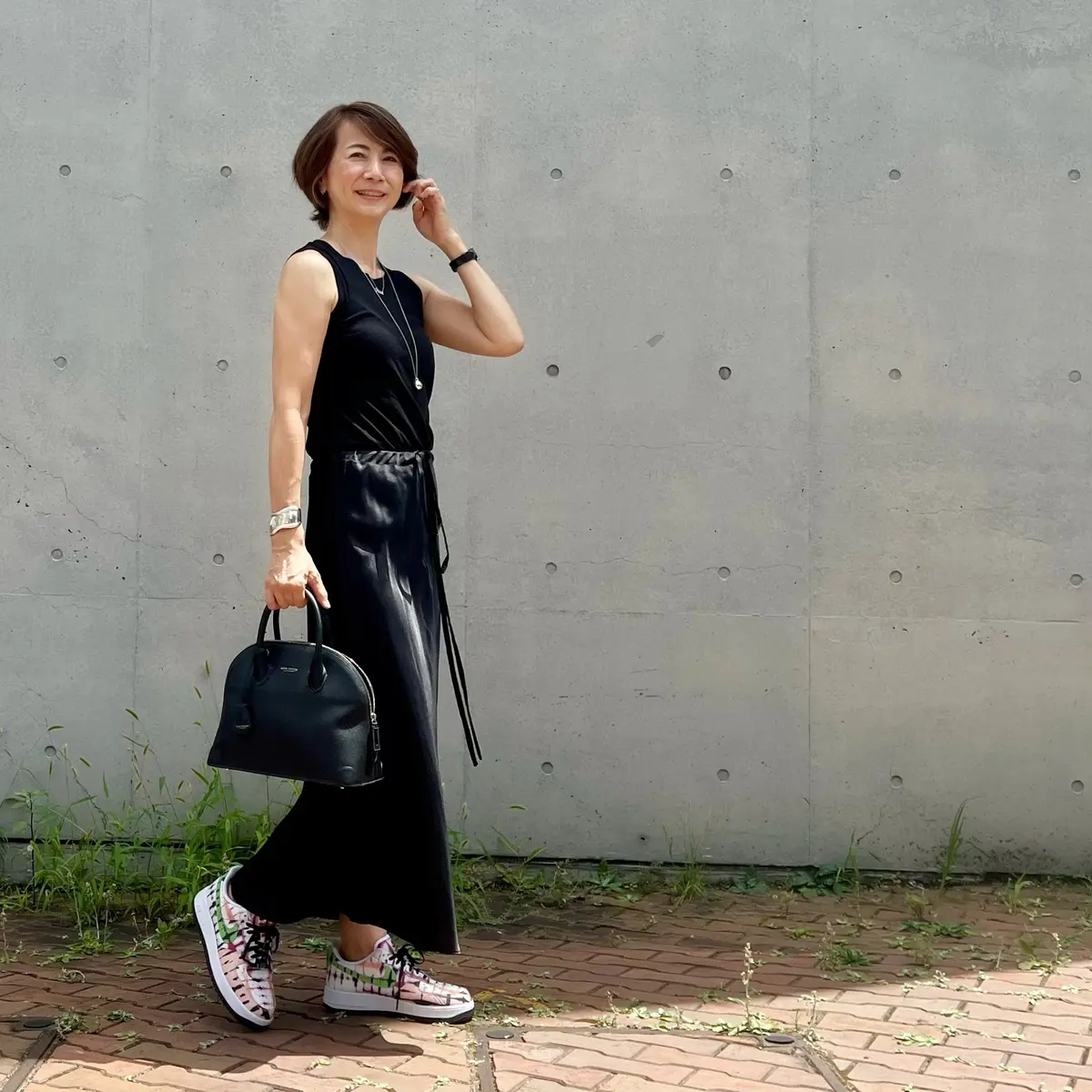 スニーカーが主役の黒コーデの画像_3