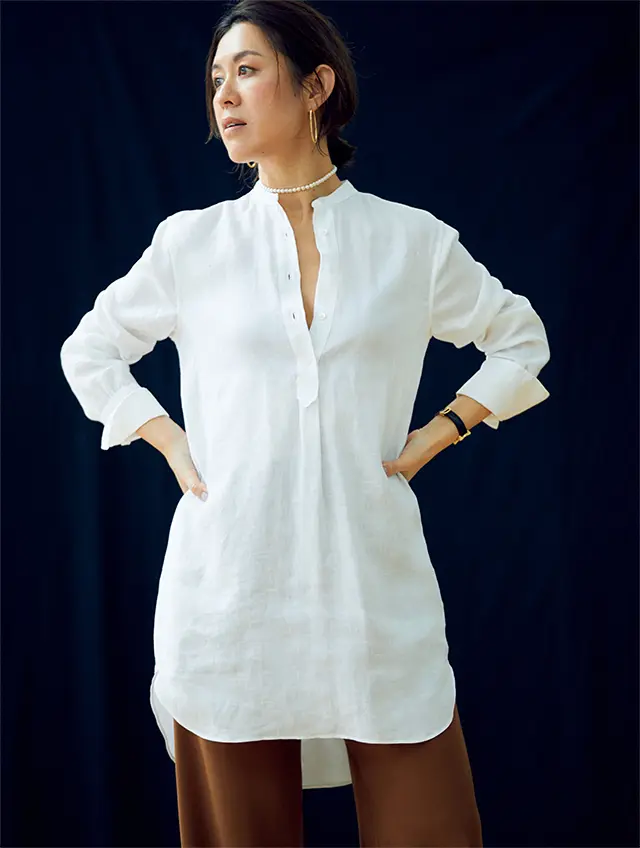 大草直子さん。リネンのバンドカラーの白シャツはアクセサリーでこなれた雰囲気に。