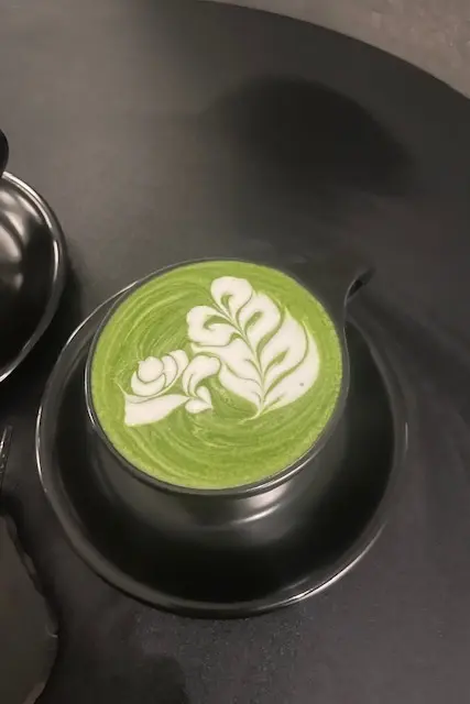 抹茶ラテ。バラとリーフがモチーフ。目の前で作ってくれます。