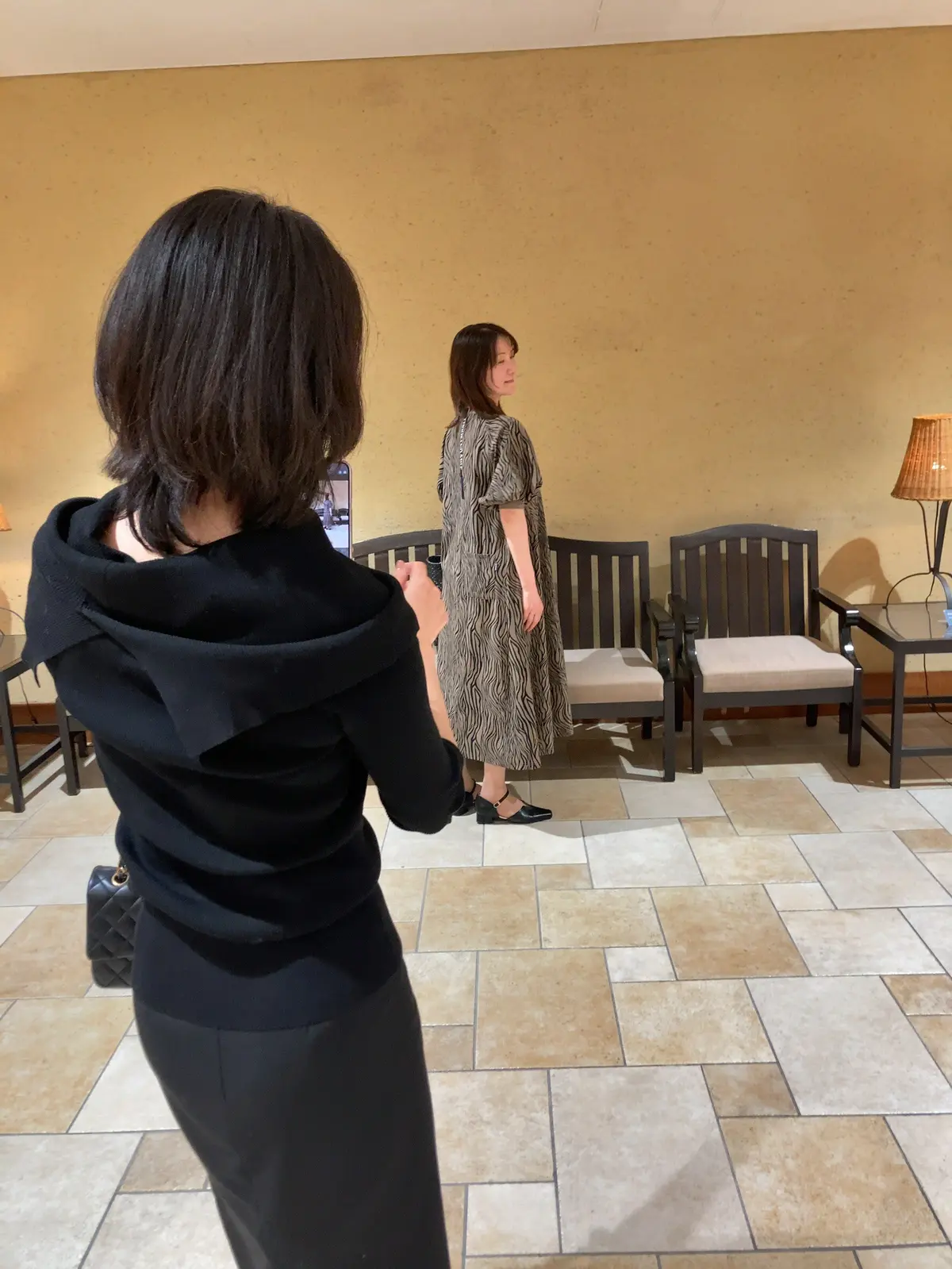 撮影してくれているやっちゃんの後ろ姿が綺麗すぎる件。オフショルに品格あり。